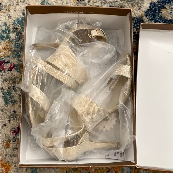 Gold heels - Picture 2 of 2